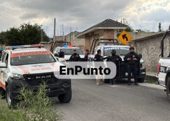 Pobladores impiden detención de 3 masculinos en Los Pilares, Huamantla tras extraer de forma ilegal material pétreo.