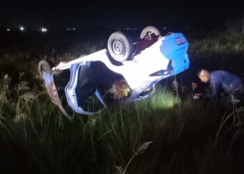 Se atiende volcadura de vehículo en la carretera Huamantla–Xalpatlahuaya