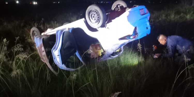 Se atiende volcadura de vehículo en la carretera Huamantla–Xalpatlahuaya