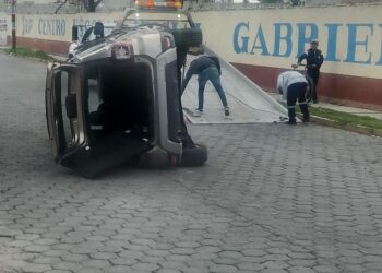 Atiende Seguridad Pública de Huamantla volcadura de vehículo sobre Boulevard Cuamanco