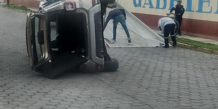 Atiende Seguridad Pública de Huamantla volcadura de vehículo sobre Boulevard Cuamanco