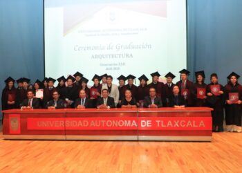 87 nuevos arquitectos reciben constancia de culminación de estudios en la UATx