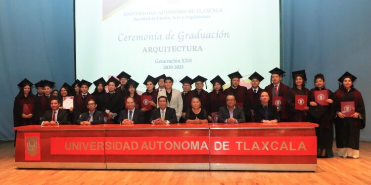 87 nuevos arquitectos reciben constancia de culminación de estudios en la UATx