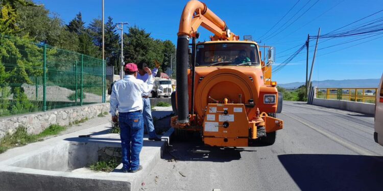 Realizan trabajos de desazolve en Zaragoza para mejorar la red de drenaje