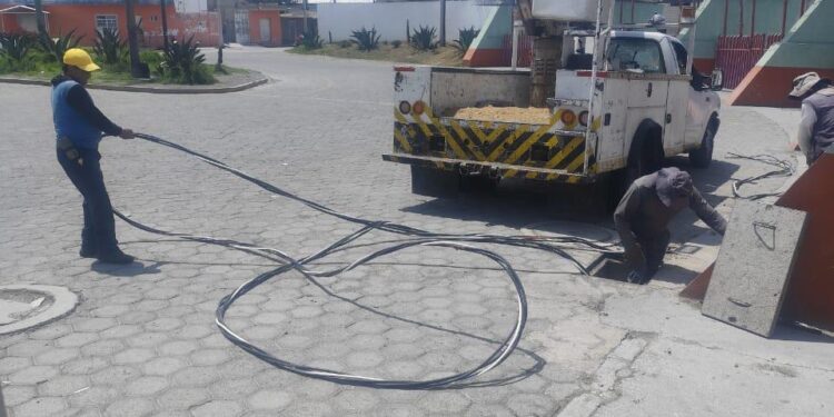 Avanzan trabajos eléctricos en el recinto ferial rumbo a la Feria Internacional del Arte Efímero y la Dalia 2025