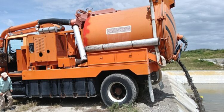 CAPAMH continúa con trabajos de desazolve en el Recinto Ferial