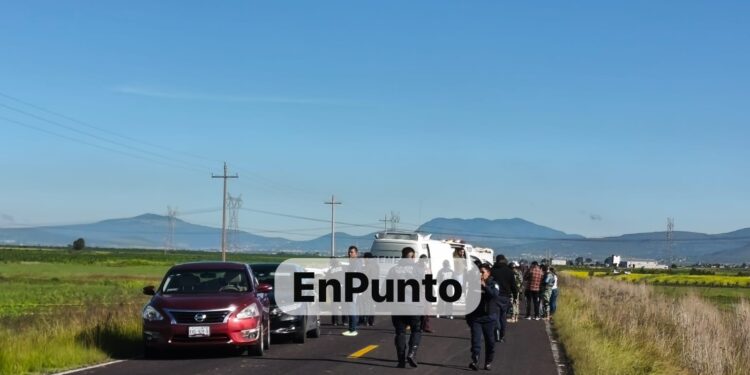 Hallan muertos a dos jóvenes en orilla de carretera en Tlaxco