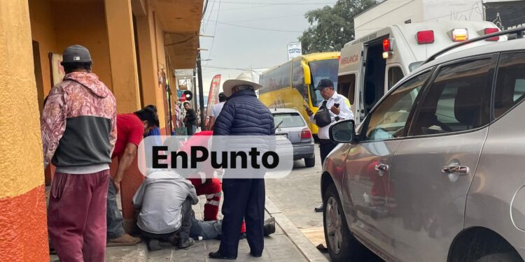 Paramédicos atienden a hombre tras caer de su propia altura en Huamantla.