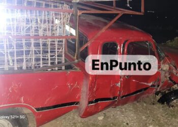 Camioneta trata de ganarle el paso al tren y la embiste en Huamantla.