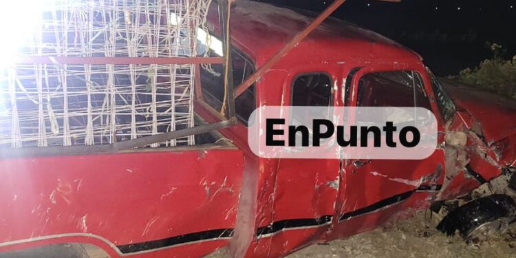 Camioneta trata de ganarle el paso al tren y la embiste en Huamantla.