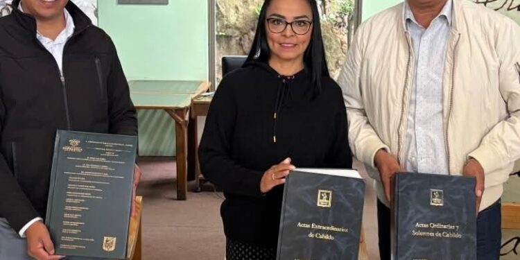 Natívitas y Papalotla preservan patrimonio documental con entrega de actas de cabildo al archivo del estado