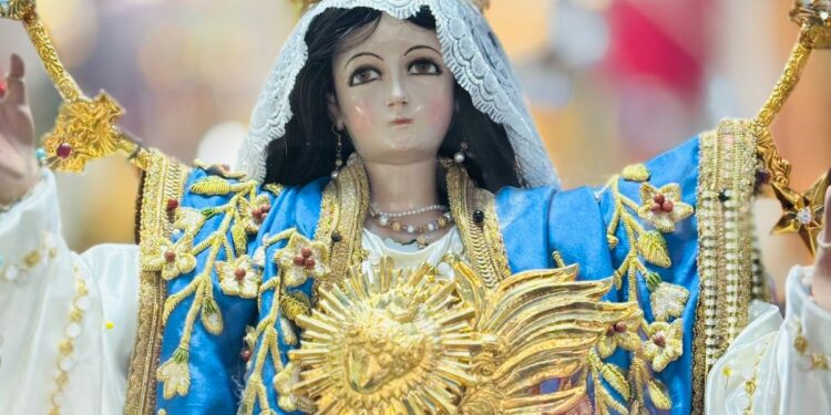Con fe y devoción locatarios del mercado municipal festejan a la Virgen de la Caridad en Huamantla.
