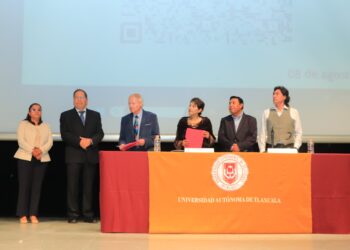 La transición de su modelo educativo fortalece el reconocimiento social y comunitario de la UATx: Ángel Díaz Barriga