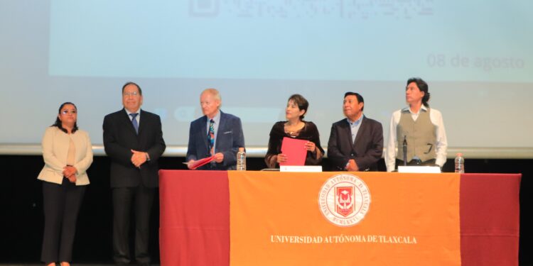 La transición de su modelo educativo fortalece el reconocimiento social y comunitario de la UATx: Ángel Díaz Barriga