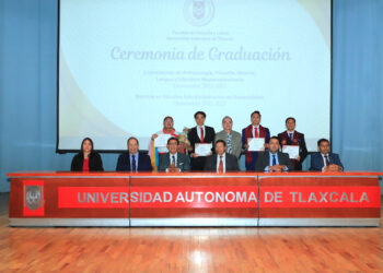 Egresados de Filosofía y Letras UATx culminan su formación