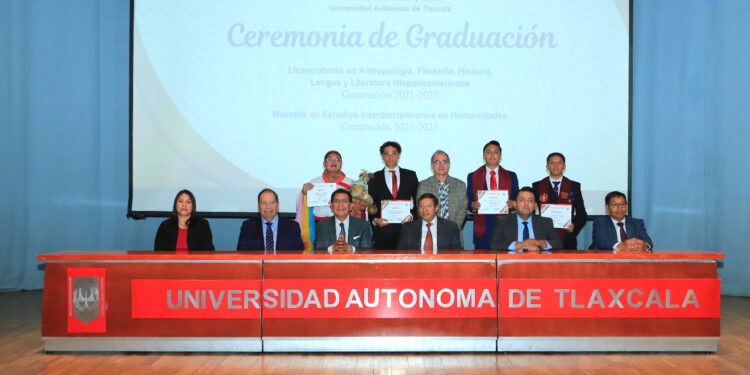 Egresados de Filosofía y Letras UATx culminan su formación