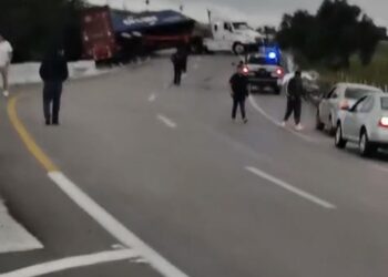 Vuelca unidad pesada en el puente de Cuapiaxtla.