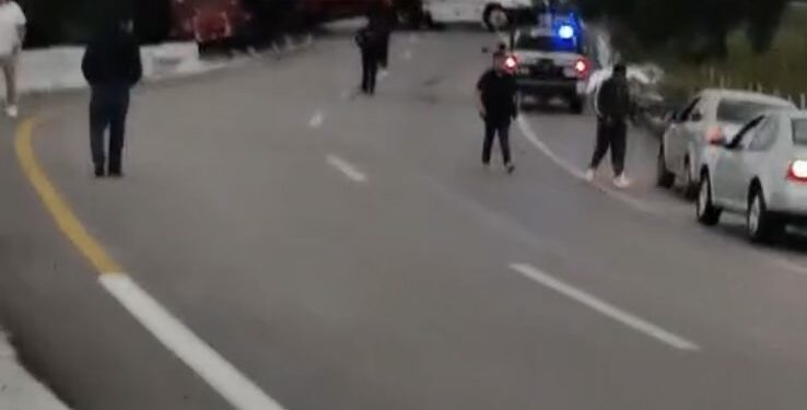 Vuelca unidad pesada en el puente de Cuapiaxtla.