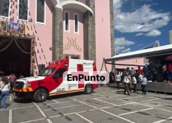 Abuelita se desmaya al interior de la Basílica de la Caridad en Huamantla.