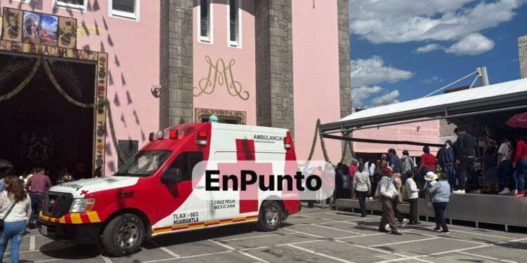 Abuelita se desmaya al interior de la Basílica de la Caridad en Huamantla.