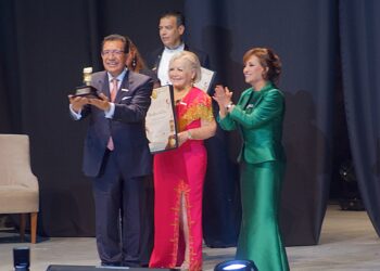 Distinguen a Radio Universidad con el “Micrófono de oro”