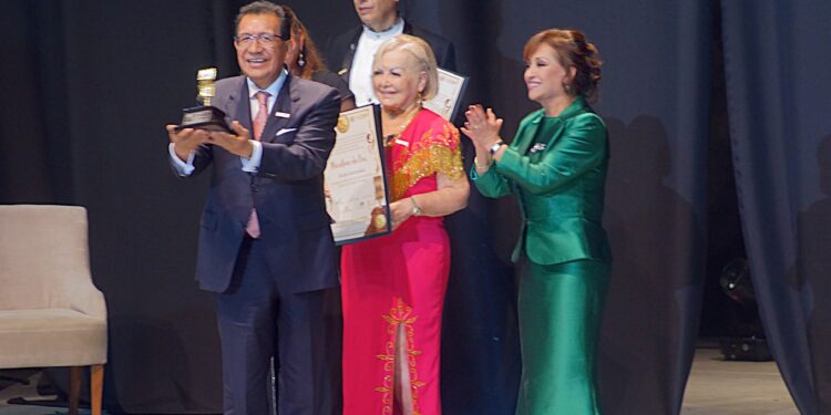 Distinguen a Radio Universidad con el “Micrófono de oro”