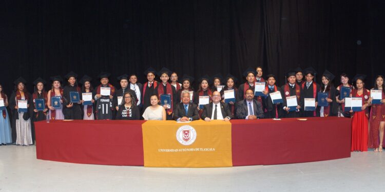 La UATx trasciende en su misión con el egreso de nuevos educadores