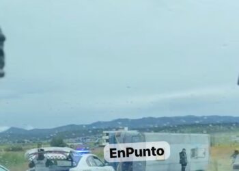 Solo daños materiales deja volcadura de microbús en Huamantla.