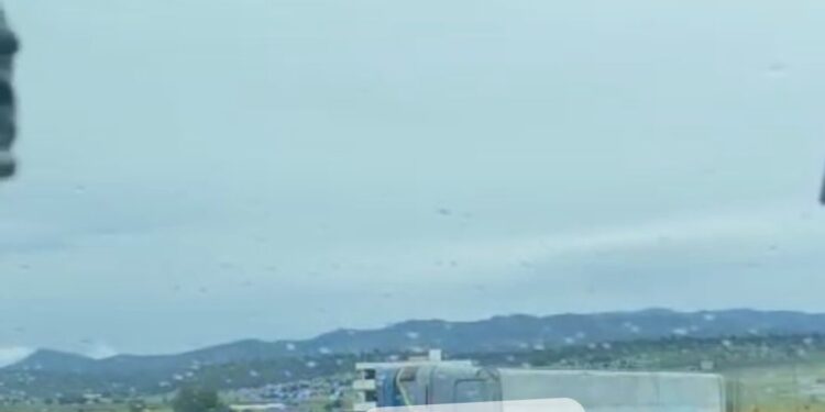 Solo daños materiales deja volcadura de microbús en Huamantla.