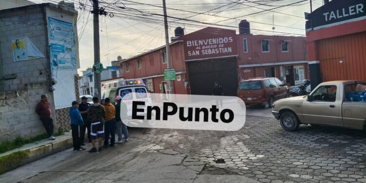 Choque entre una camioneta y una motocicleta deja dos lesionados en Huamantla.