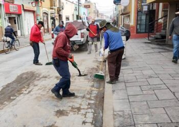 Más de 200 trabajadores refuerzan la limpia en Huamantla. 