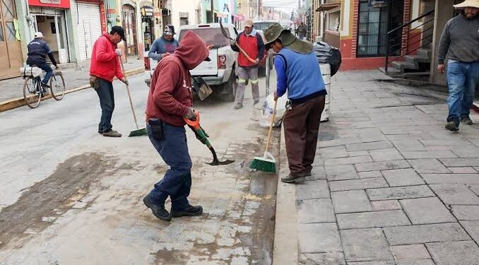 Más de 200 trabajadores refuerzan la limpia en Huamantla. 