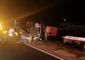 Choque entre vehículo y unidad pesada deja al menos dos lesionados en Cuapiaxtla.
