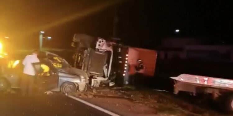 Choque entre vehículo y unidad pesada deja al menos dos lesionados en Cuapiaxtla.