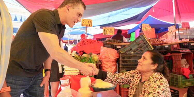 EL ALCALDE ALFONSO SÁNCHEZ GARCÍA RECORRE MERCADO DE LA LOMA Y ESCUCHA DE PRIMERA MANO A COMERCIANTES Y VECINOS