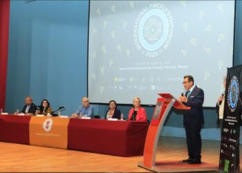 Recibe la UATx a especialistas de cuatro continentes, participan en Simposio Internacional de Luciérnagas 2025