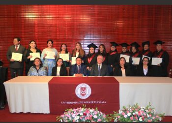 Gradúa la UATx a nuevos especialistas en salud pública