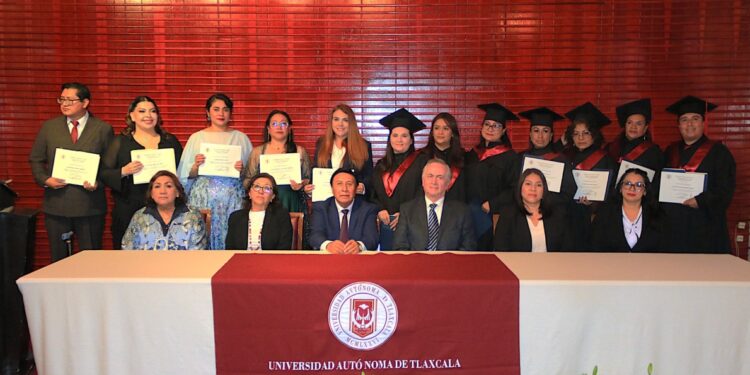 Gradúa la UATx a nuevos especialistas en salud pública