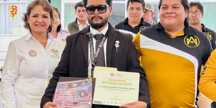 Marching Bands de Puebla, Veracruz y Guerrero triunfan en el Desfile de la Dalia 2025