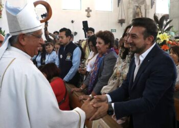 Huamantla honra la tradición y la fe en la misa por el cambio de vestido de la Virgen de la Caridad