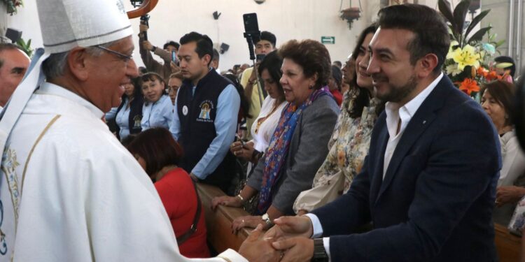 Huamantla honra la tradición y la fe en la misa por el cambio de vestido de la Virgen de la Caridad