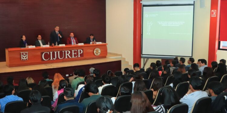 Docente de la UCSP habló sobre ámbitos de competencia de los poderes Ejecutivo y Judicial a estudiantes de Derecho UATx