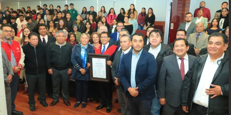 Por su liderazgo educativo, directores de Facultad entregan reconocimiento al Rector de la UATx