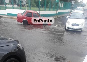 Se abre socavón en Huamantla y carro queda atorado.
