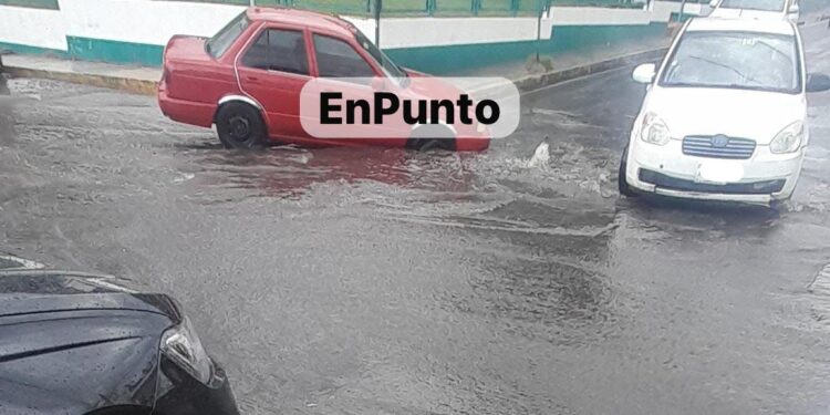 Se abre socavón en Huamantla y carro queda atorado.