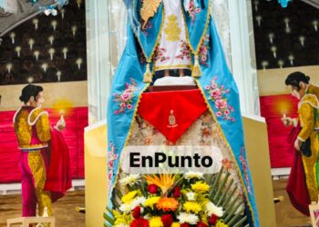 Realizan cambio del vestido de la Virgen de la Caridad utilizada para la corrida de las luces.