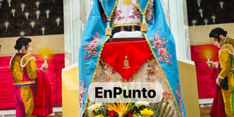 Realizan cambio del vestido de la Virgen de la Caridad utilizada para la corrida de las luces.