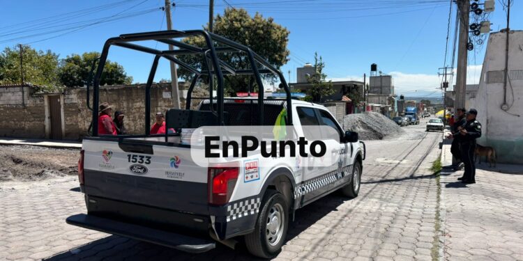 Vecinos evitan descarga de material para rehabilitación de calles en Zaragoza, Huamantla.