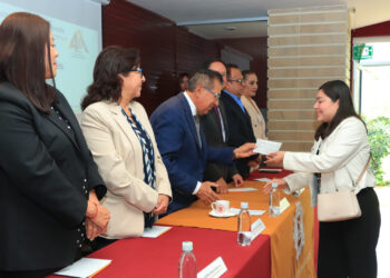 Entrega la UATx  3,067  becas a igual número de estudiantes