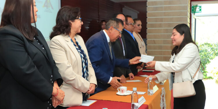 Entrega la UATx  3,067  becas a igual número de estudiantes